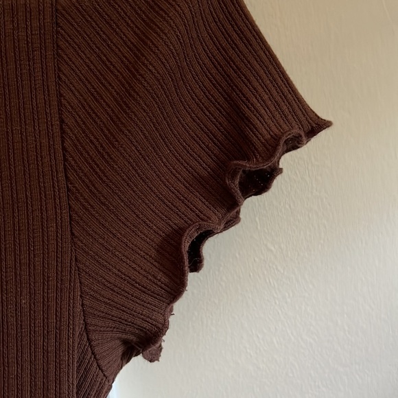 Ruffled brown crop top. A tighter fit, perfect for warm days. - Picture 3 of 4